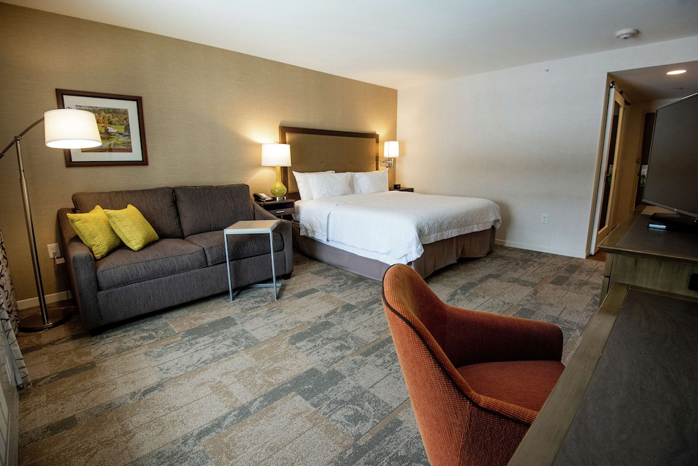 Hampton Inn and Suites Manchester - photo 14