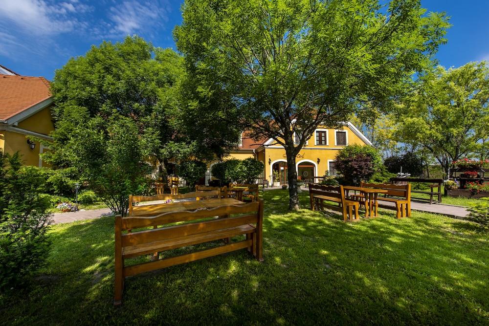 Gastland M0 Hotel Restaurant and Conference Center — hotel in Szigetszentmiklos