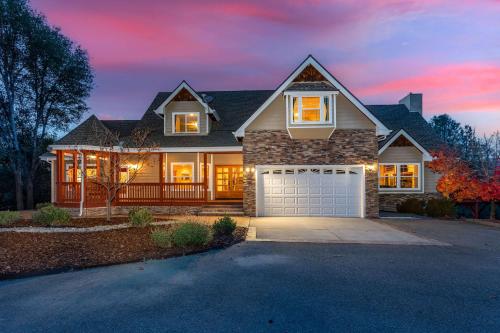 Luxury Lodge Hot Tub BBQ Sleeps 18 — 4-Star Luxury Hotel in Oakhurst, United States