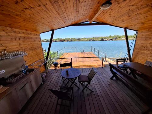 Ada Bojana kucica Una in Ulcinj, Montenegro