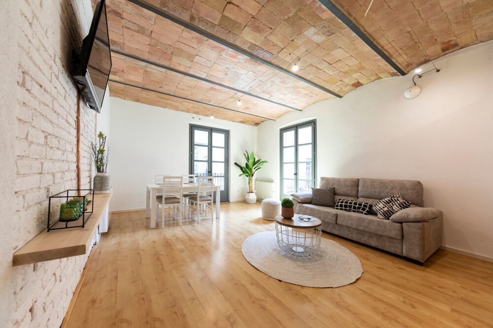 Bravissimo Cort Reial Entresol B — 4-Star Luxury Hotel in Girona, Spain