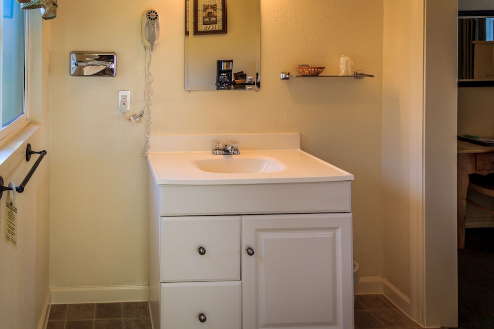 Green Gables Motel & Suites - photo 46