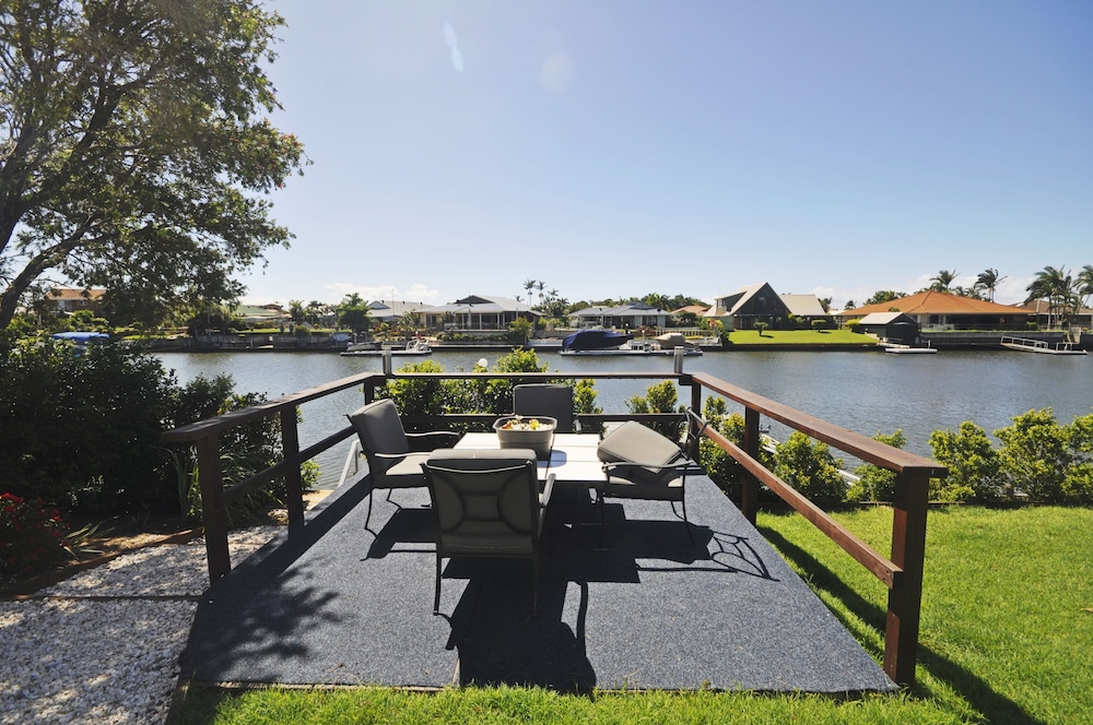 Bribie Island Canal Holiday Destination — 5-Star Luxury Hotel in Bongaree, Australia