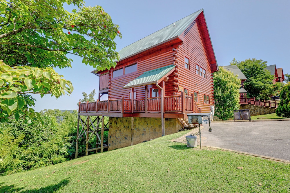 Sensational Sunset Sevierville Home with Hot Tub — 4-Star Luxury Hotel in Sevierville, United States