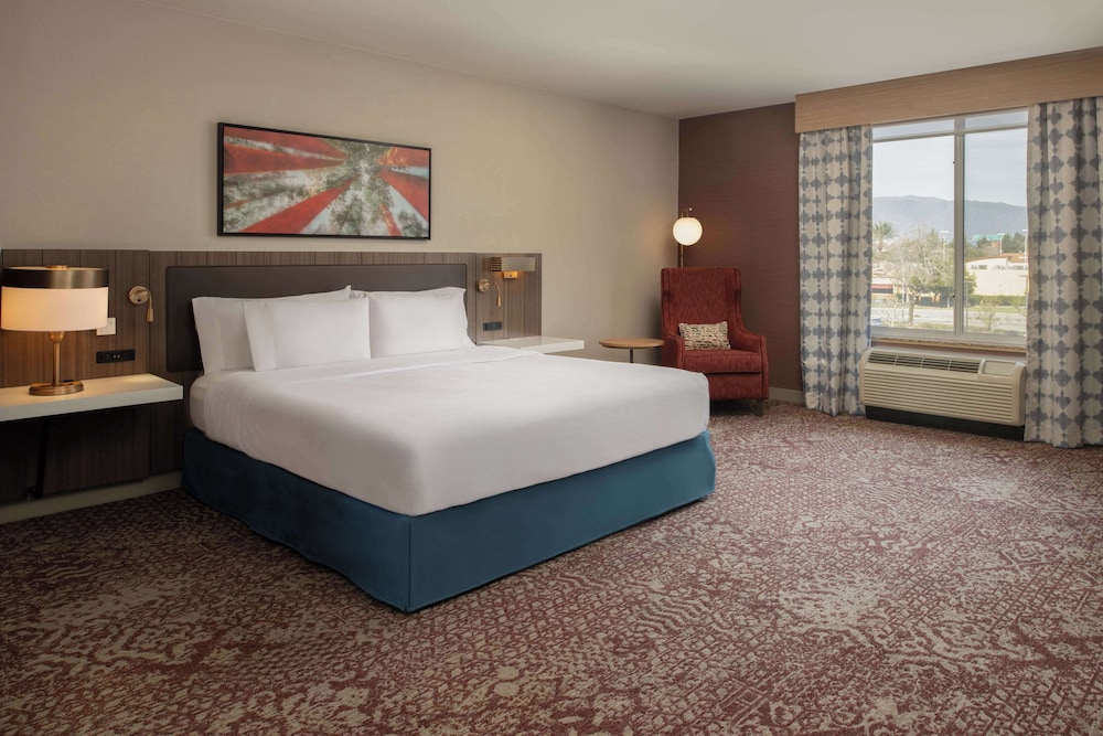 Hilton Garden Inn Fontana - photo 13