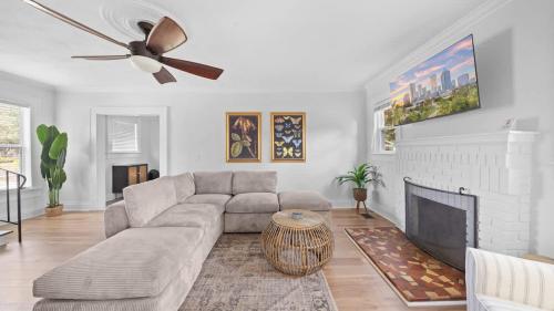 Spacious Modern Farmhouse w Private Patio & BBQ — 4-Star Luxury Hotel in Tampa, United States