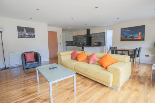 Stylish Modern Newly Built Apartment 15 min From City Centre — 4-Star Luxury Hotel in Edinburgh, United Kingdom