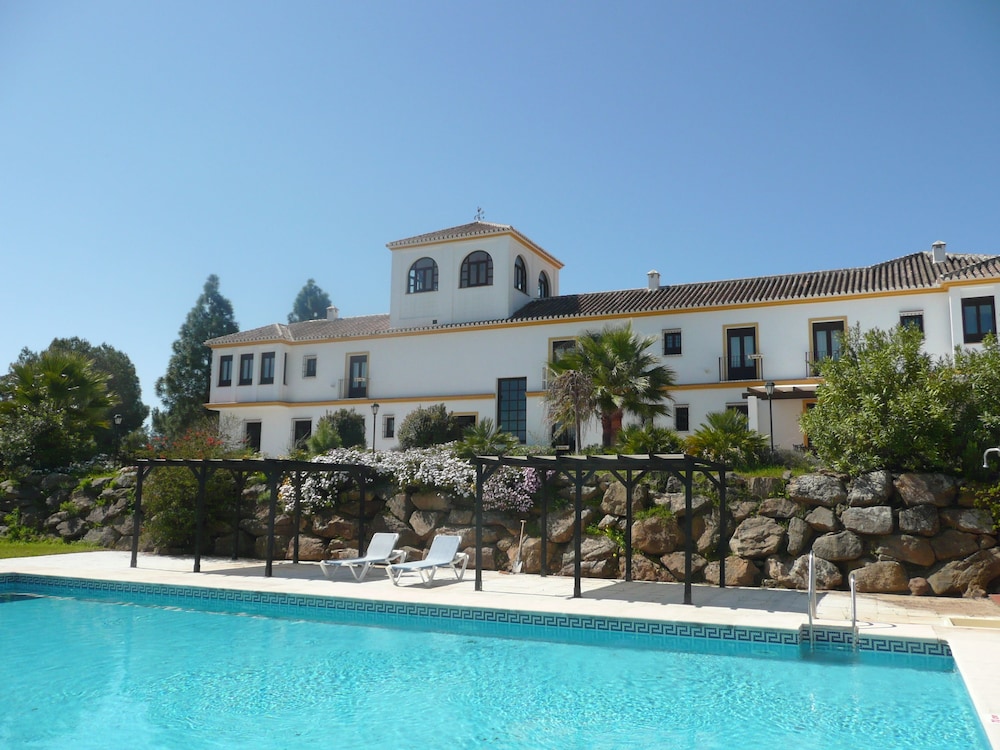 Cortijo Puerto el Peral — hotel in Almogia