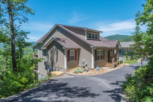 Almost Bearadise — 4-Star Luxury Hotel in Black Mountain, United States