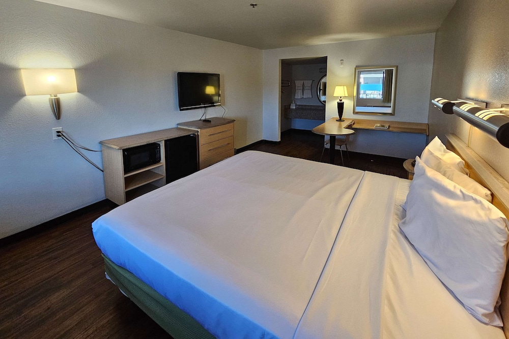 Rodeway Inn & Suites Thousand Palms Rancho Mirage - photo 11