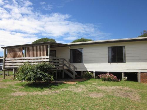 Beachcomber Bliss - carbon neutral hotel in Unknown City