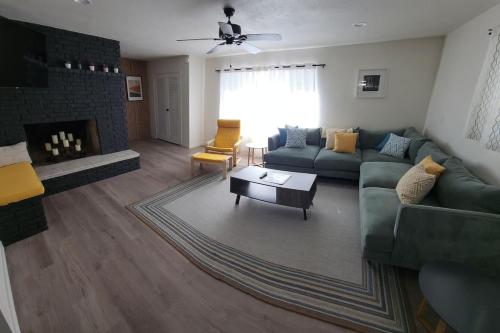 Mid century rural ranch house minutes to the strip