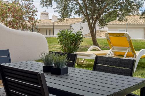 Apartment with 2 bedrooms 2m to the beach — 4-Star Luxury Hotel in Armacao De Pera, Portugal