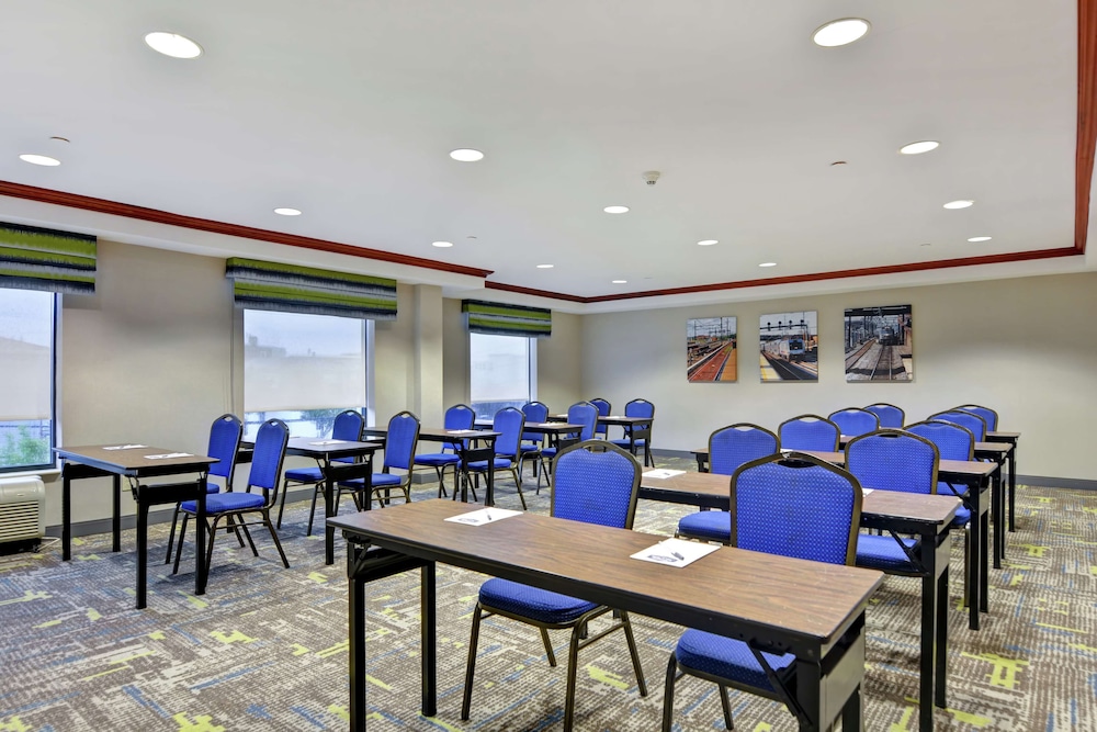 Hampton Inn & Suites Newark Harrison Riverwalk - photo 35