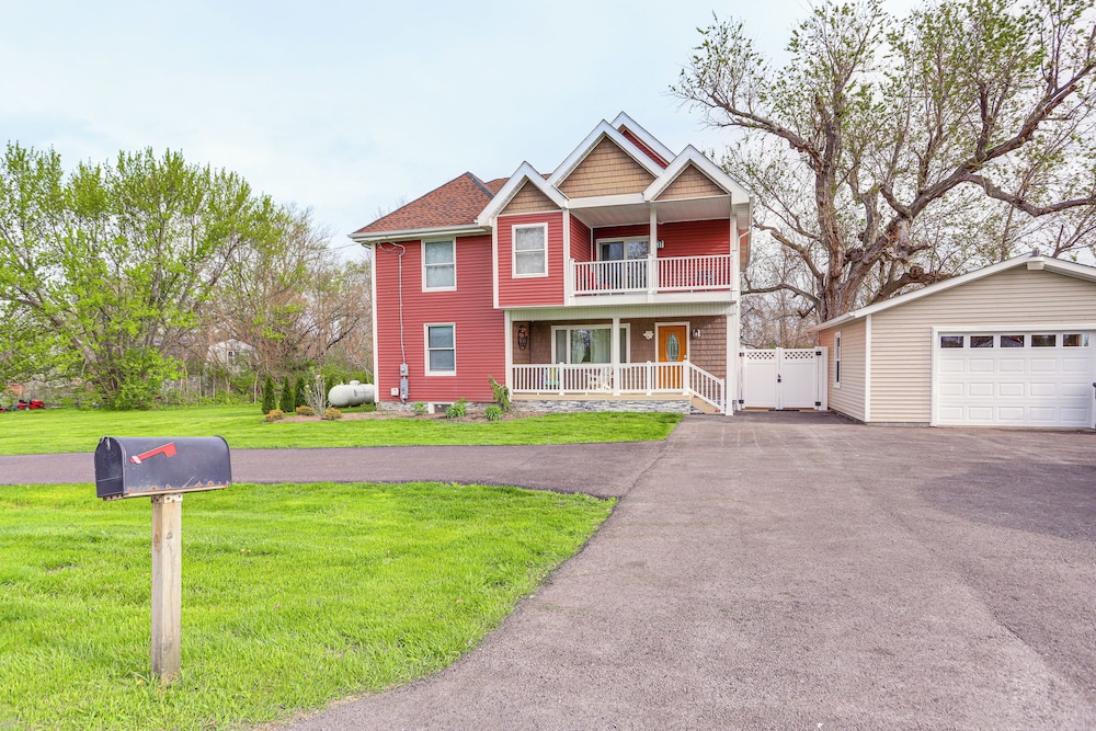 7 Mi to Cedar Point: Retreat w Hot Tub & Gazebo in Huron, United States