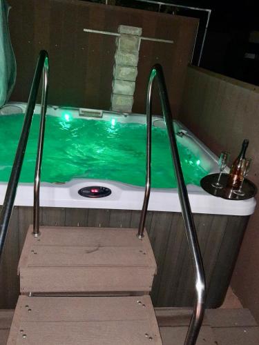 Apartments Pine & Oak with shared seasonal hot tub — 4-Star Luxury Hotel in Privlaka, Croatia