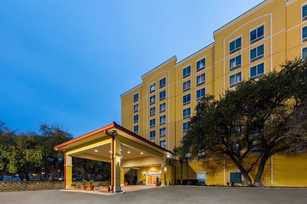 La Quinta Inn & Suites by Wyndham San Antonio Medical Ctr NW - photo 12