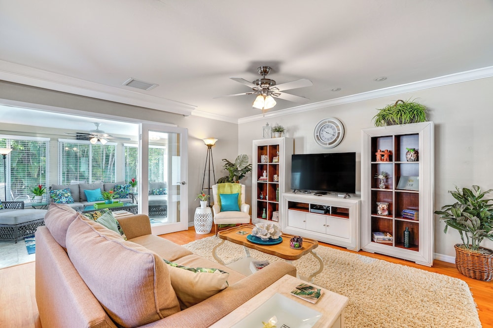 Fort Myers Bungalow 12 Miles to the Beach — 4-Star Luxury Hotel in Fort Myers, United States