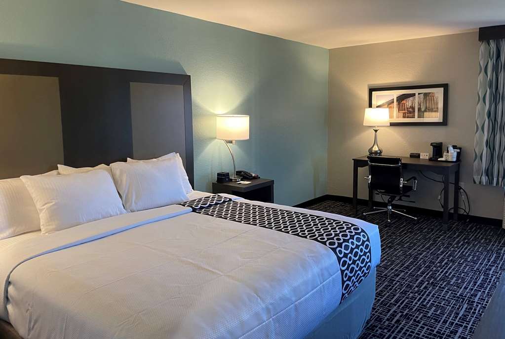 La Quinta Inn and Suites by Wyndham Jonesboro - photo 19