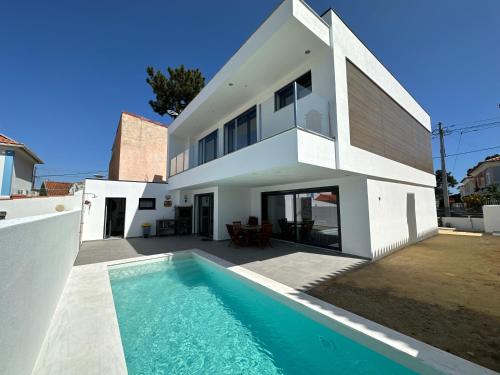 Maison bord mer près de le Lisbonne — 4-Star Luxury Hotel in Charneca, Portugal