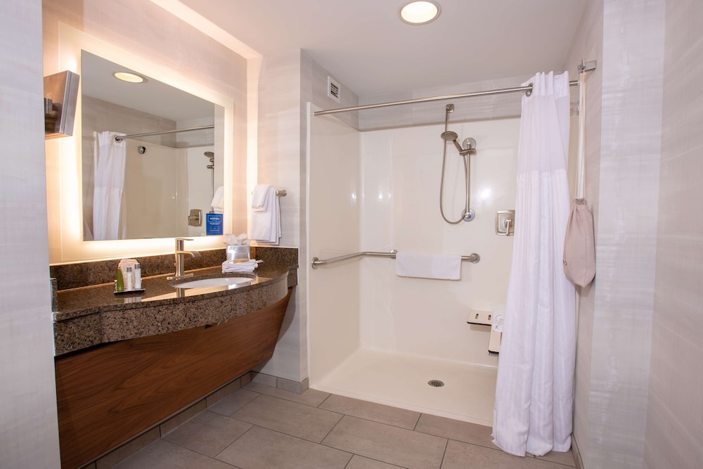 DoubleTree by Hilton Bay City Riverfront - photo 44