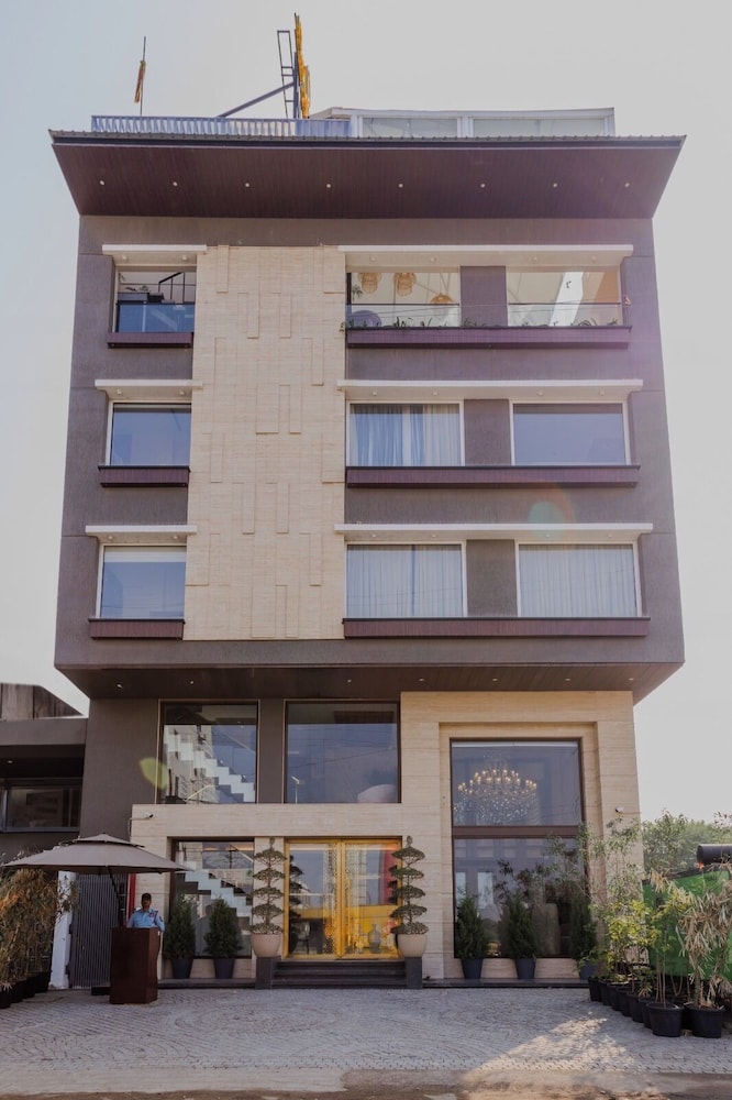 Hotel Golden Aura - last minute hotel in Indore