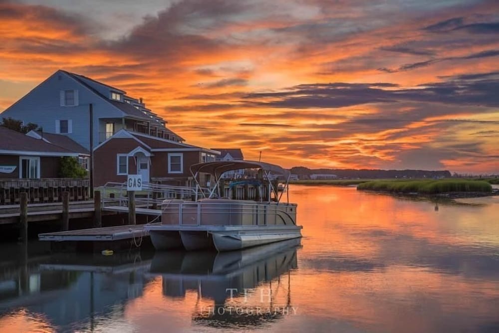 Snug Harbor Marina and Hotel - photo 25