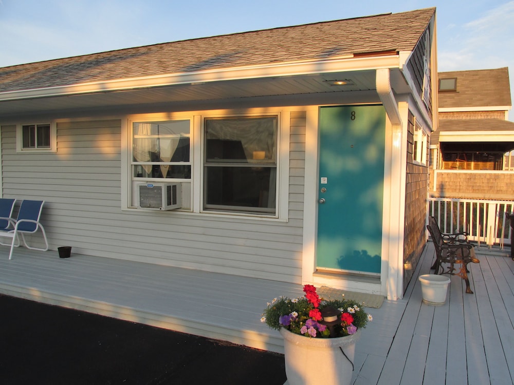 East Harbour Motel and Cottages - photo 39