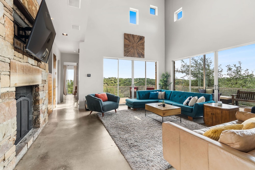 Luxury 4BR Hilltop Retreat With Scenic Views — hotel in Dripping Springs