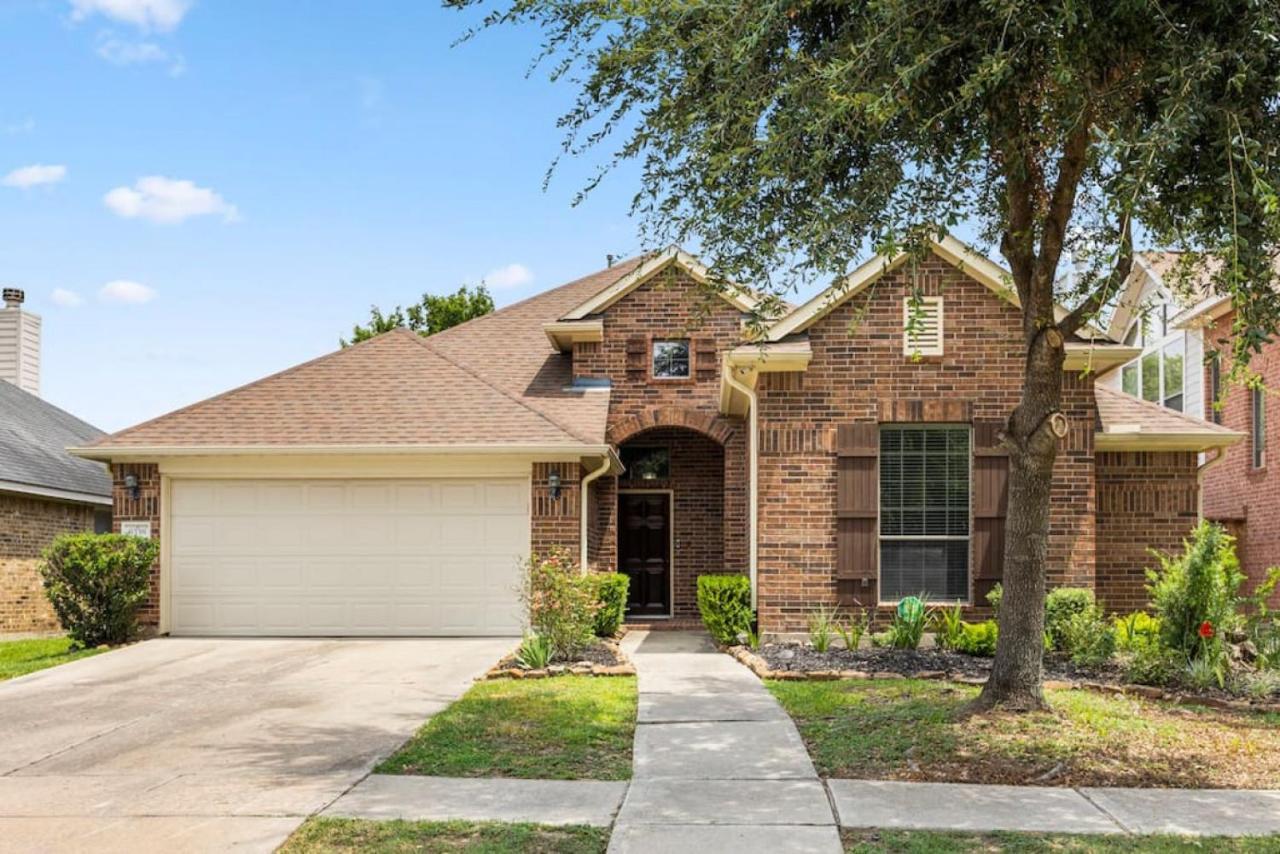 4BR Houston Home Sleeps 9 with Foosball & Covered Patio — 4-Star Luxury Hotel in Houston, United States