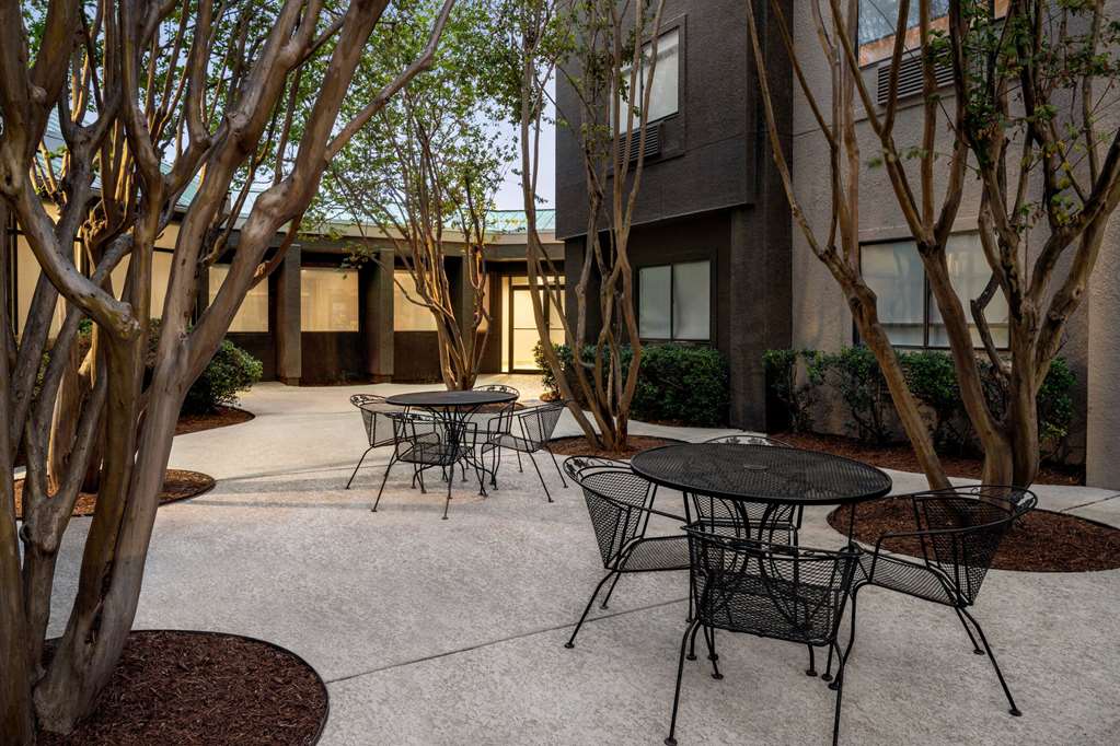 La Quinta Inn & Suites by Wyndham Round Rock North - photo 40