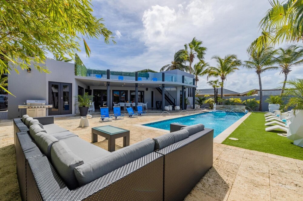 Unique Modern 4BR w Large Private Pool Mini Golf in Noord, Aruba