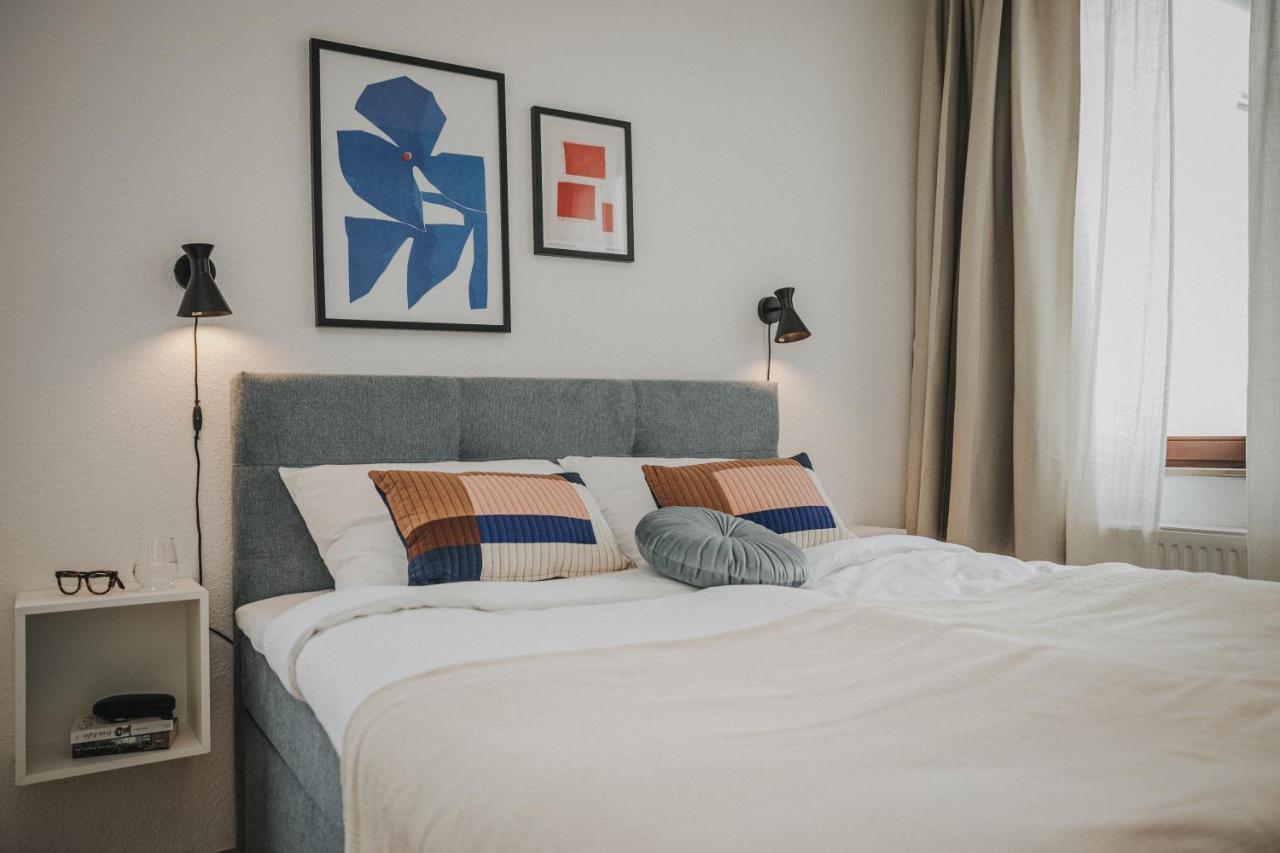 JOBOSTAYS LINDEN Family Apartment Oldenburg sehr geräumig 110m2 Terrasse mit Gartenblick voll ausgestattete Küche 2 Bäder Babybett 10 Min zu Fuß zum Bahnhof kostenloses WLAN Parkplatz kontaktfreier Check In — 4-Star Luxury Hotel in Oldenburg, Germany
