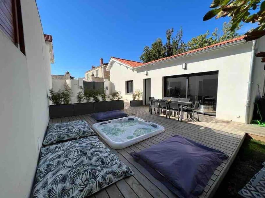 Maison T4 Climatisee Avec Jacuzzi a Lagord — 4-Star Luxury Hotel in Lagord, France