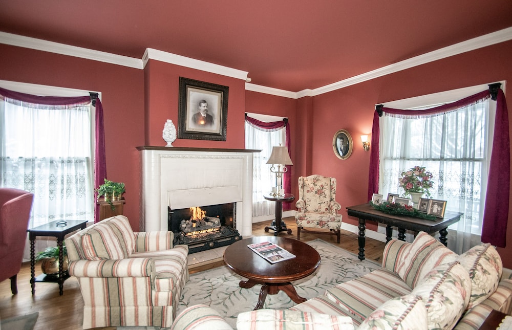 Looking Glass Inn - photo 44