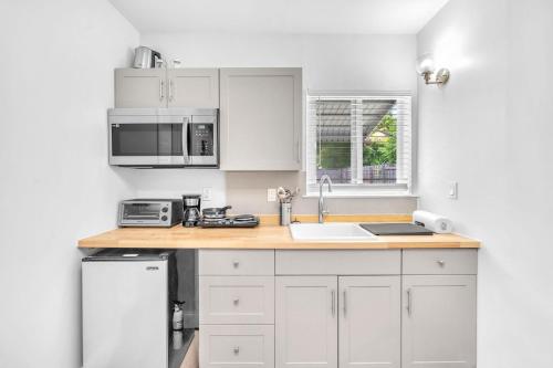 Blue Wave Bungalow 1 1 Stylish — 4-Star Luxury Hotel in Dania Beach, United States