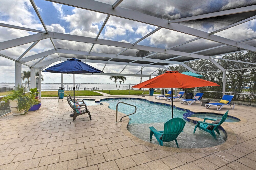 Luxe Waterfront Home with Pool and Dock in Cape Coral — 4-Star Luxury Hotel in Cape Coral, United States