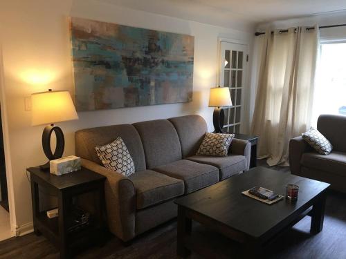 Splendid Modern Bungalow Suited For Big Groups — 4-Star Luxury Hotel in London, Canada