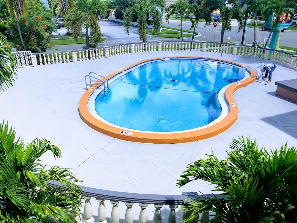 Tropical Inn & Suites - photo 40