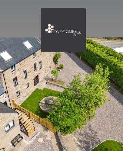 FLOUR MILL HOUSE at PITKERRO MILL 4 double bedrooms TVs 3 en suite separate shower wc fully equipped kitchen games room large family lounge private parking WiFi private garden and courtyard long stay rates available through Honeycomb Hosts — 4-Star Luxury Hotel in Dundee, United Kingdom