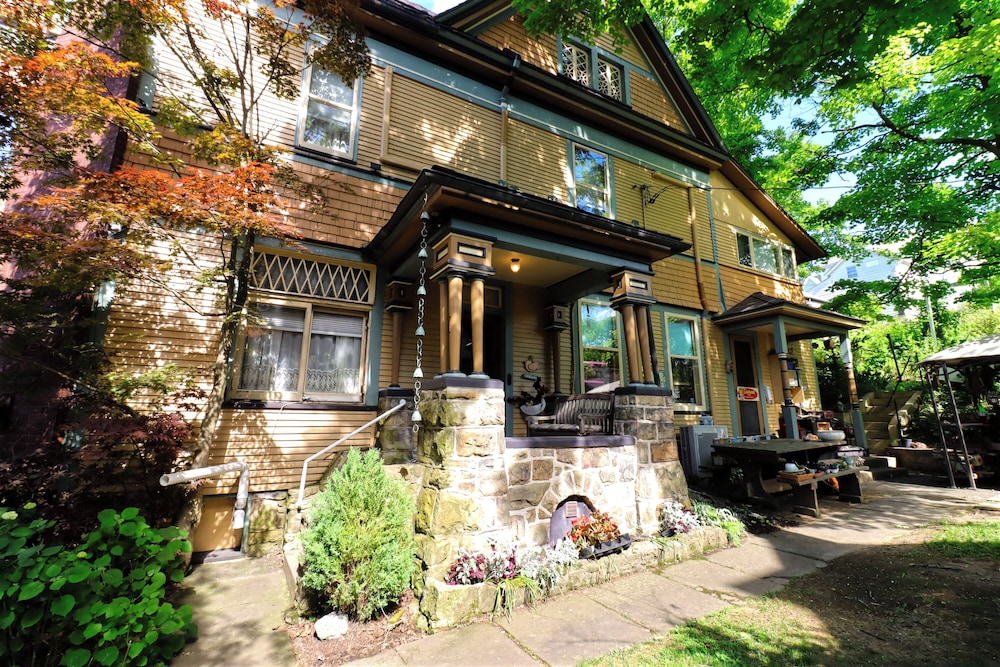The Queen A Victorian Bed & Breakfast - photo 11