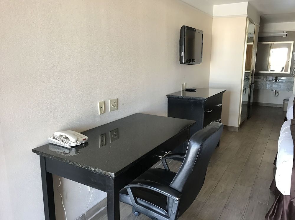 Texas Inn & Suites - photo 9
