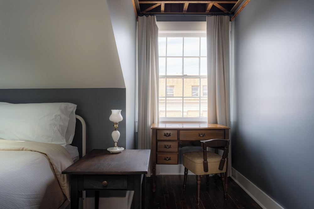 The NuWray Hotel & Carriage House - photo 35