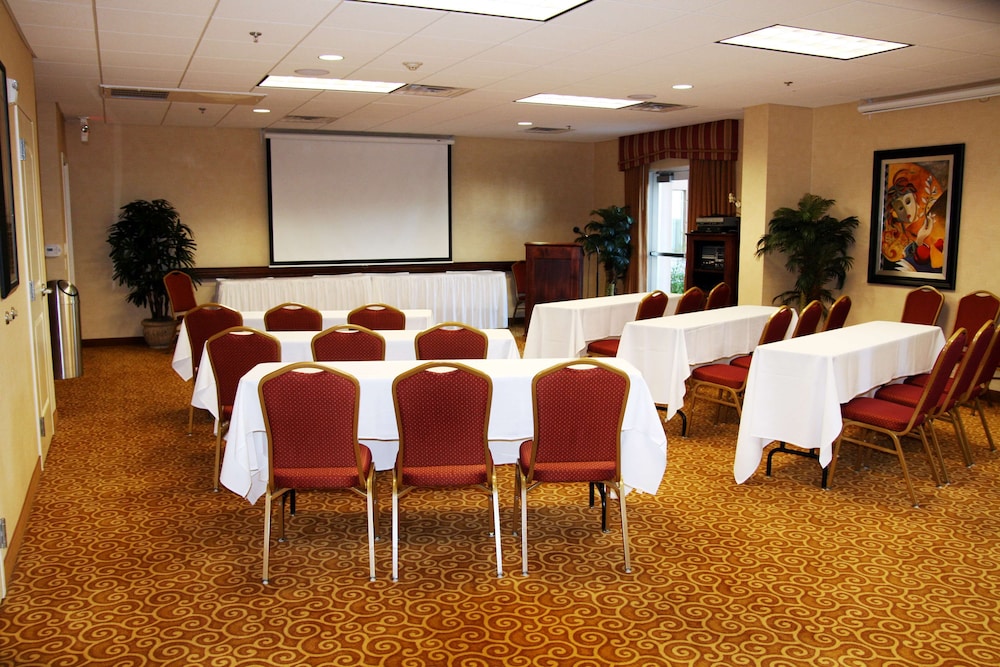 Hampton Inn & Suites Redding - photo 37