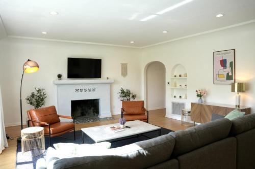 Monthier The Grove OA7T4H55 in Los Angeles, United States