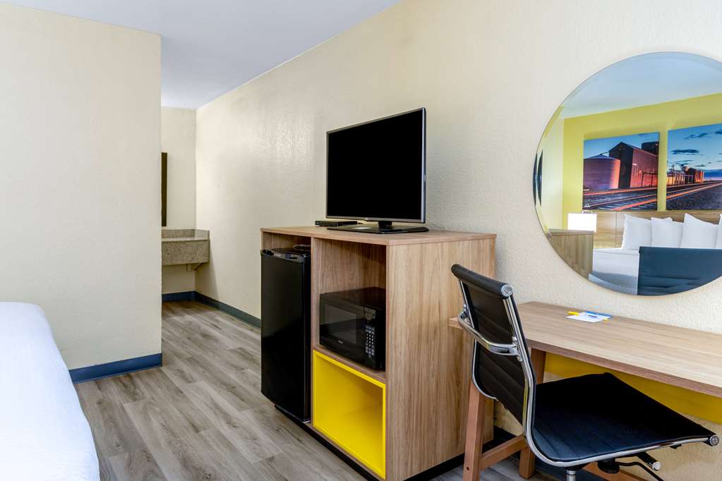 Days Inn & Suites by Wyndham Clovis - photo 8