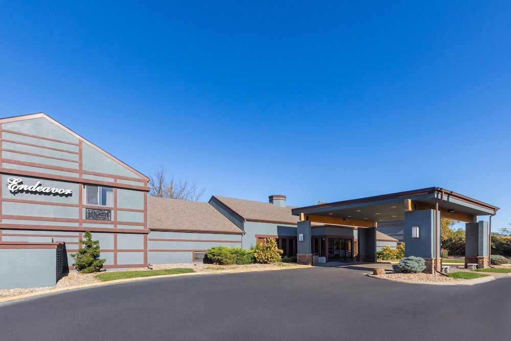 Endeavor Inn Suites Trademark Collection By Wyndham — Topeka
