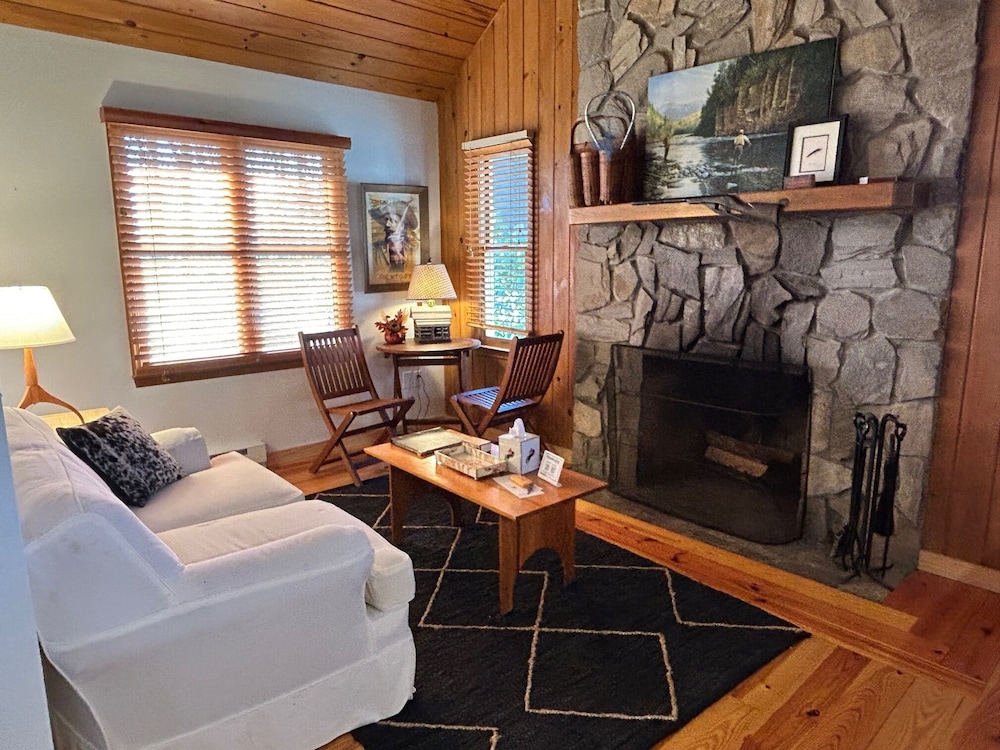 Fire Mountain Inn Cabins & Treehouses - photo 104