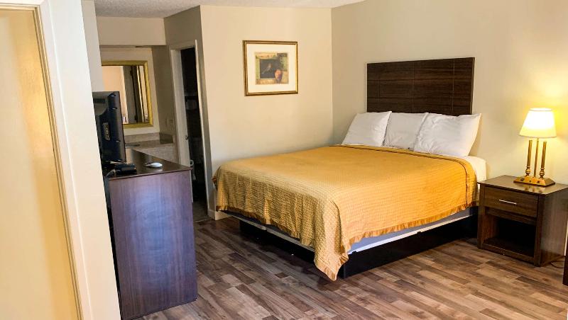 Days Inn & Suites by Wyndham Brewton - photo 16