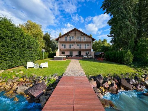 Zöldpart Villa — 4-Star Luxury Hotel in Balatonszarszo, Hungary